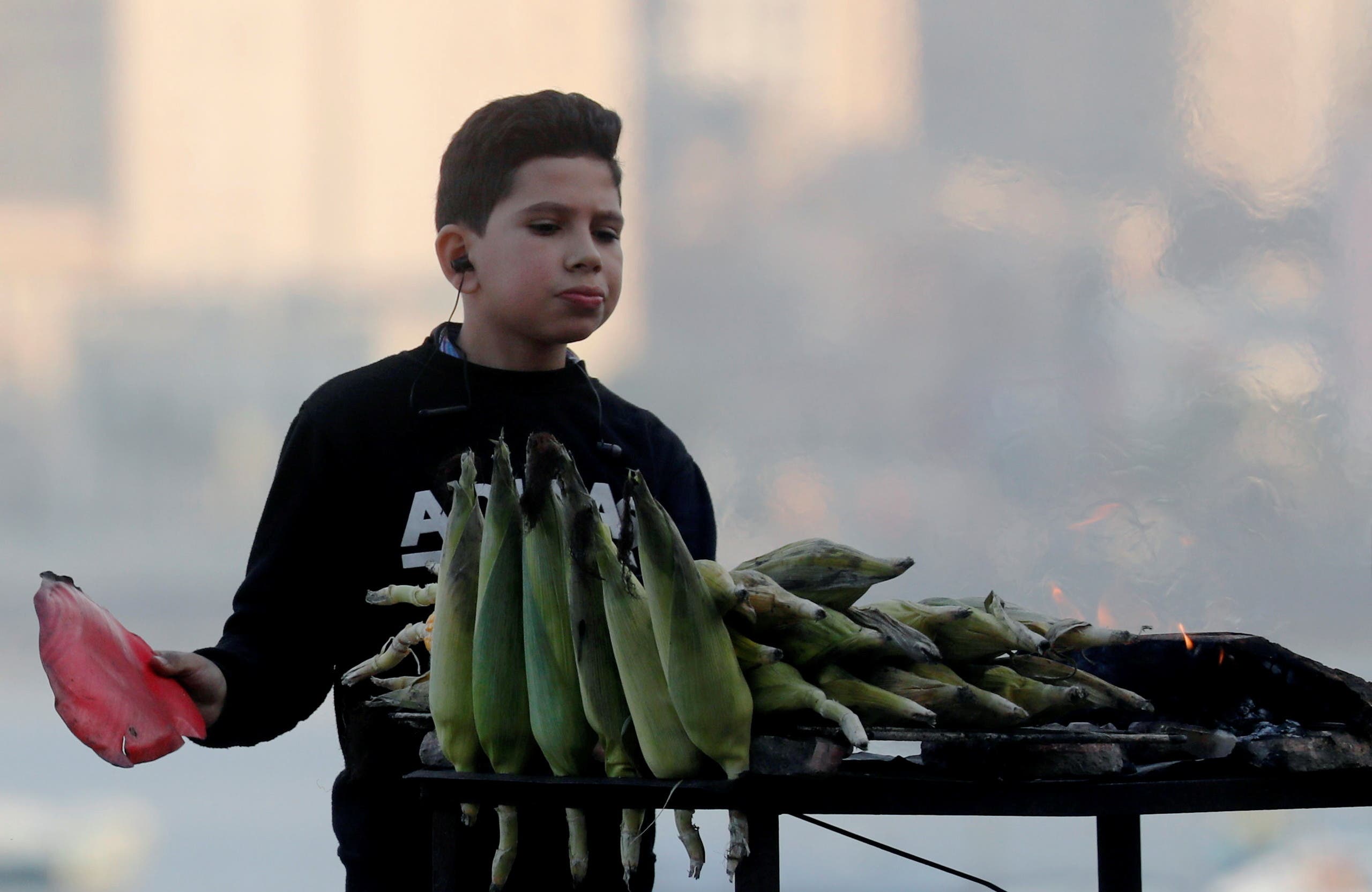 کودک مصری در خیابان های قاهره ذرت می فروشد (بایگانی - رویترز)
