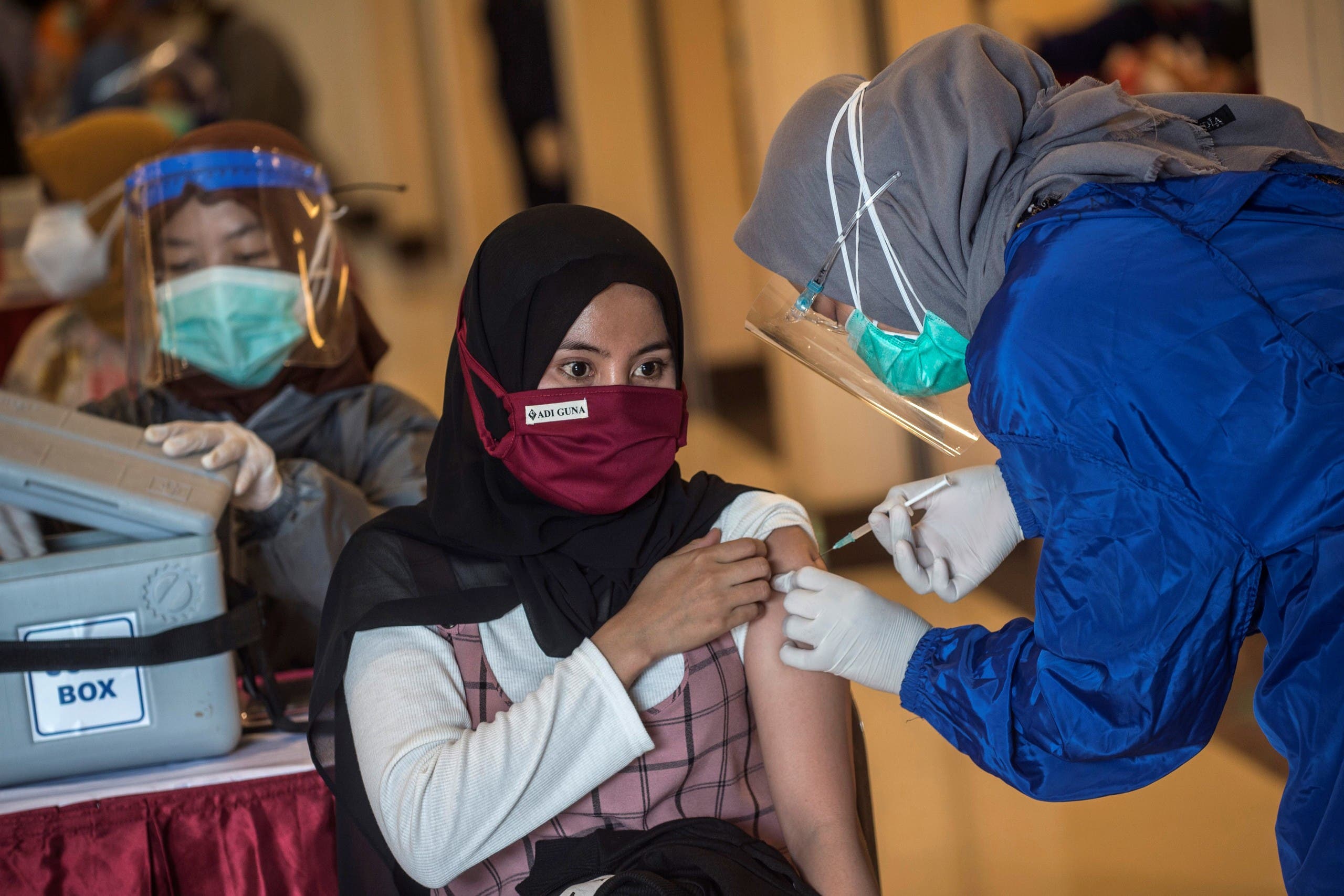 A health worker administers a vaccine for the COVID-19 coronavirus in Surabaya. (File photo: AFP)