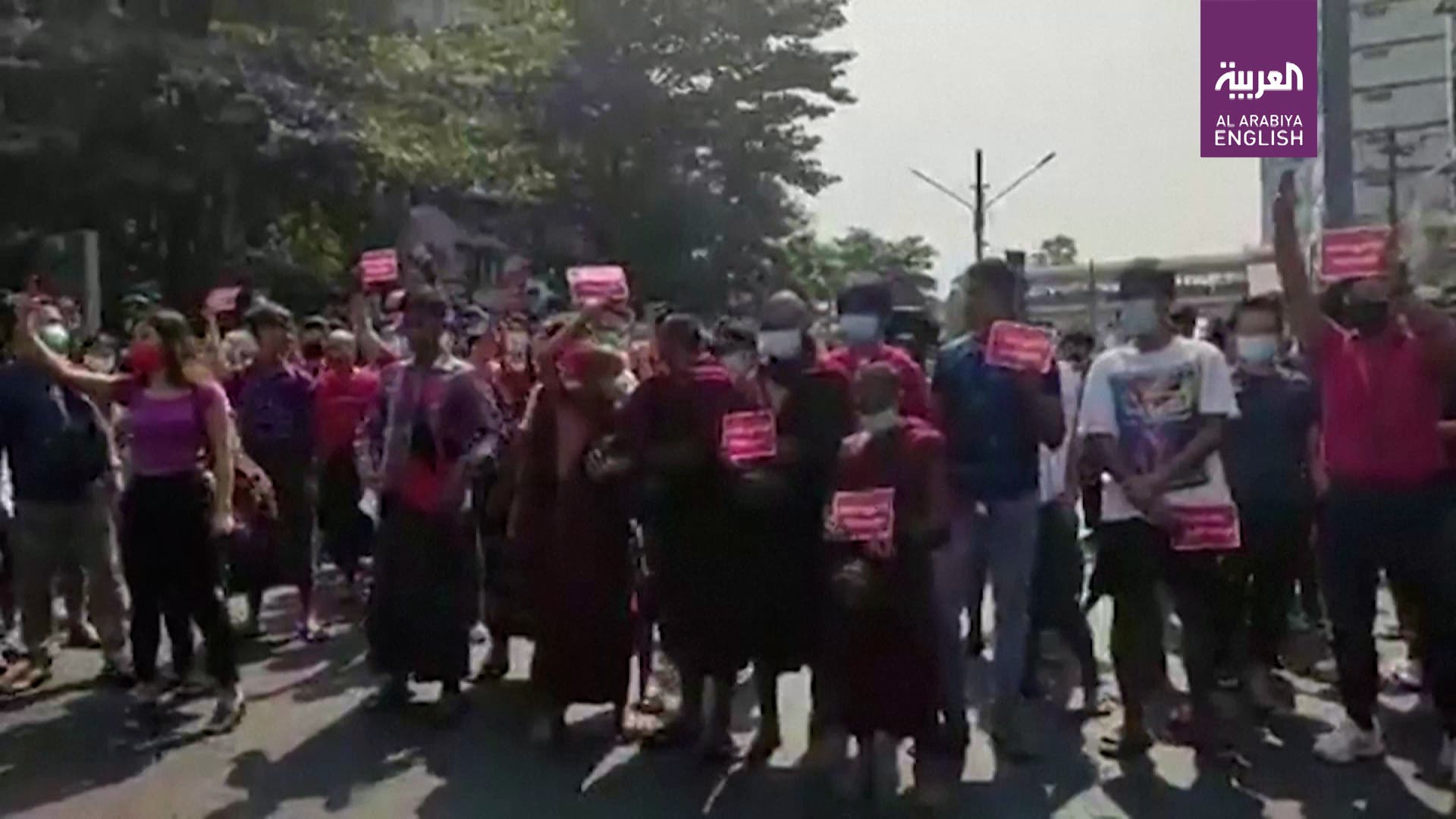 بھارت میں کسانوں نے ایک شاہراہ کو بند کررکھا ہے۔