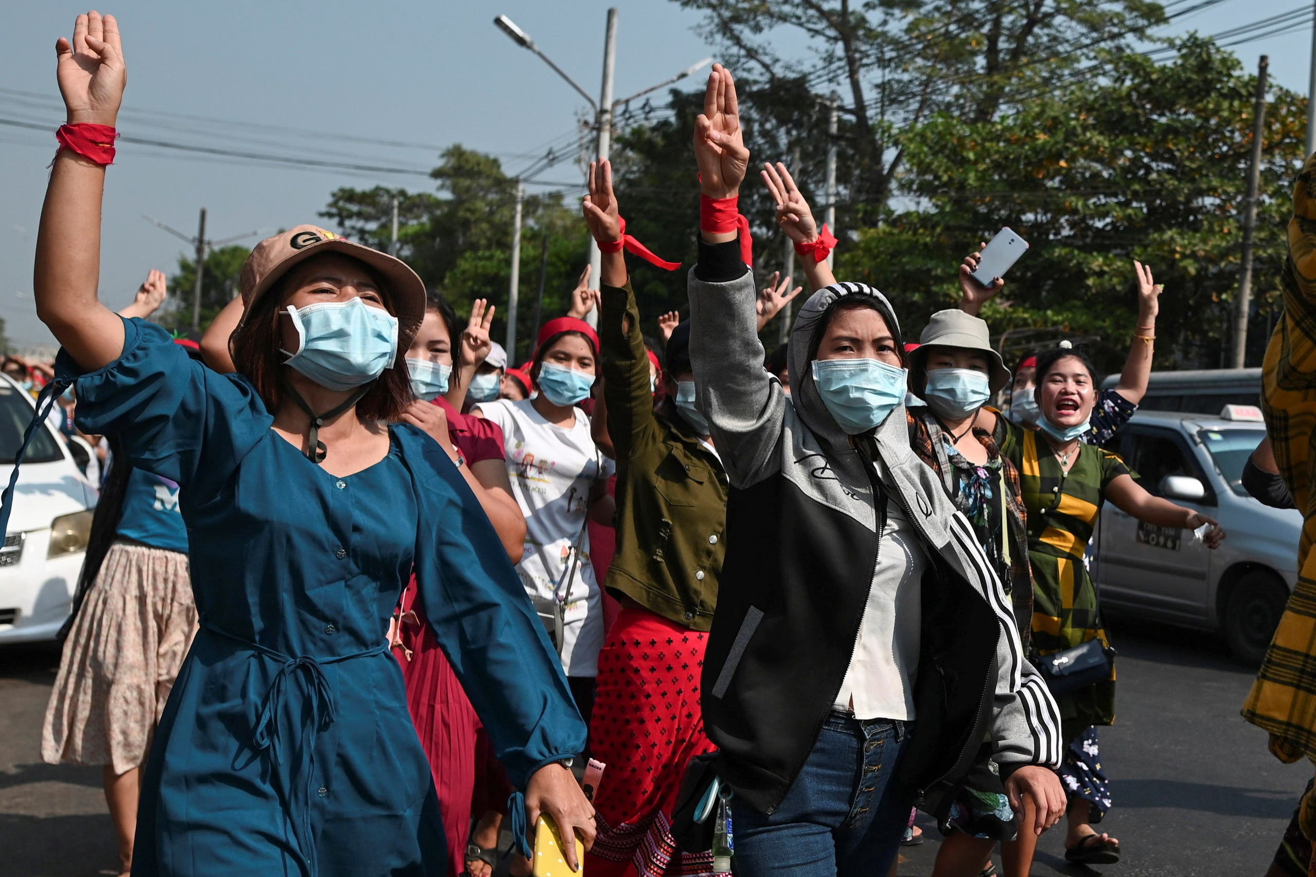 أشخاص يحتجون في أحد الشوارع على الانقلاب العسكري في ميانمار 