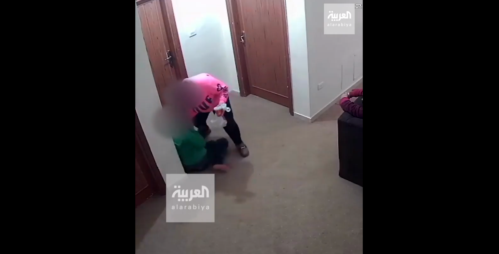 لقطة من الفيديو الذي يظهر تعنيف طفلة في داء إيواء في عمّان