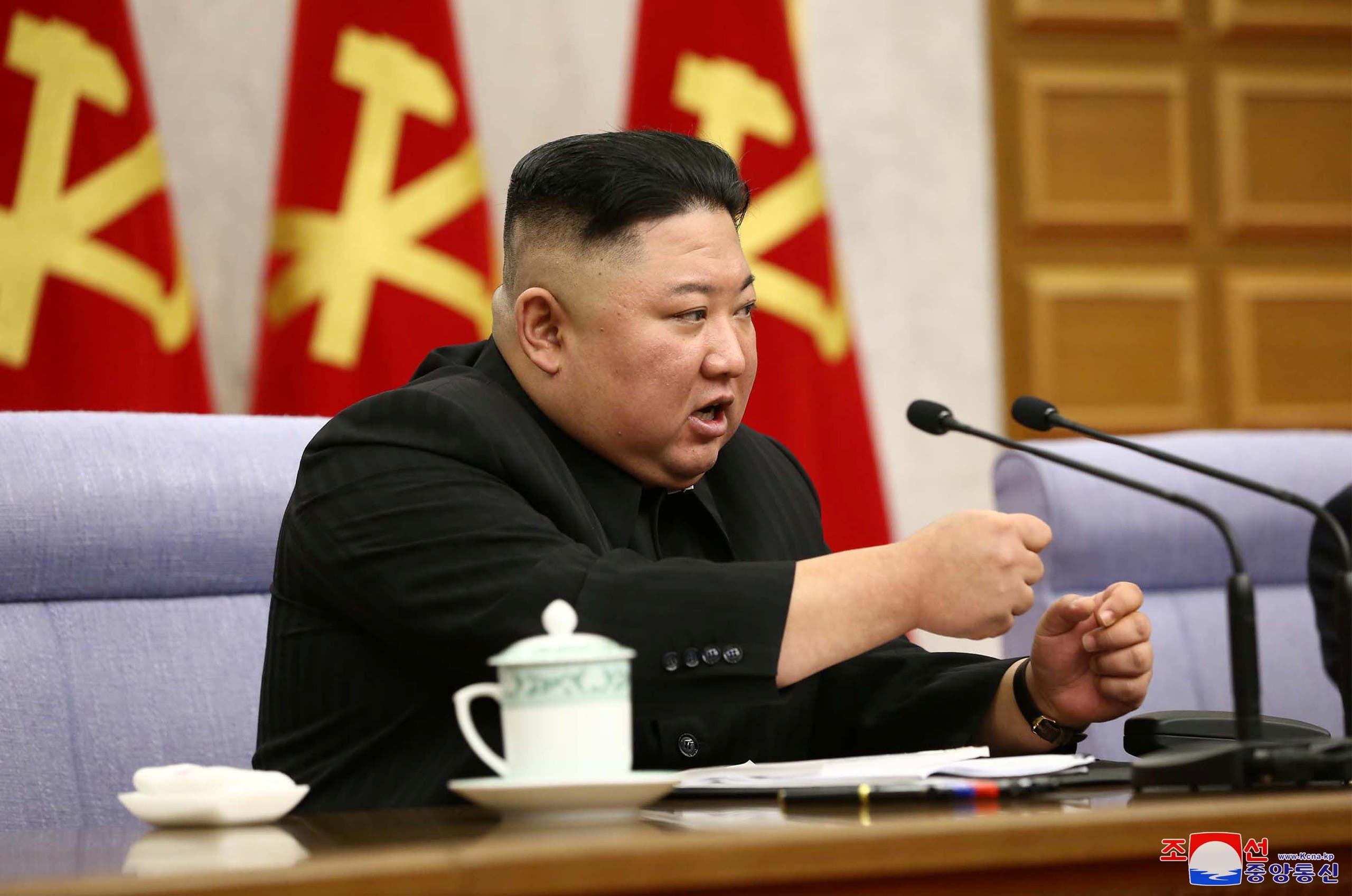 زعيم كوريا الشمالية كيم جونغ أون خلال اجتماع لحزبه في 8 فبراير
