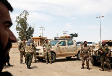 عناصر من قوات سوريا الديمقراطية قرب حقل نفطي في دير الزور (أرشيفية)