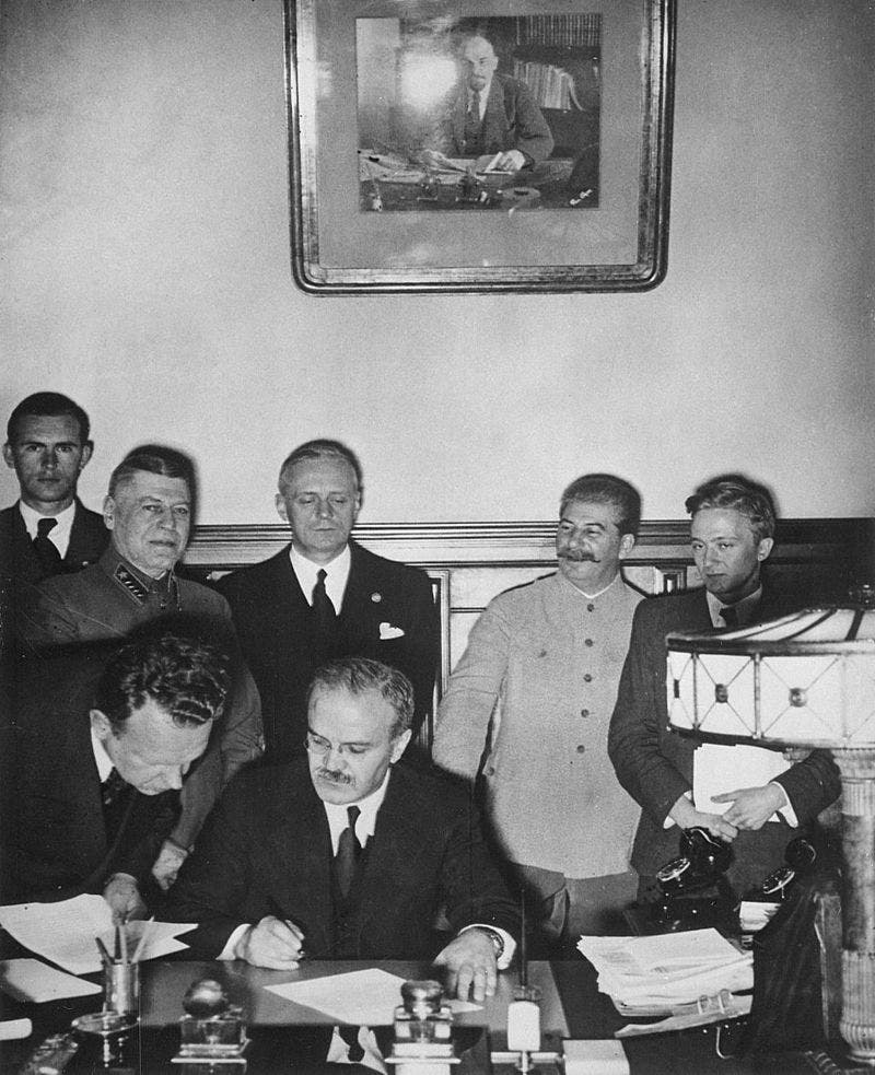 صورة لعملية توقيع اتفاقية عدم الاعتداء الألمانية السوفيتية