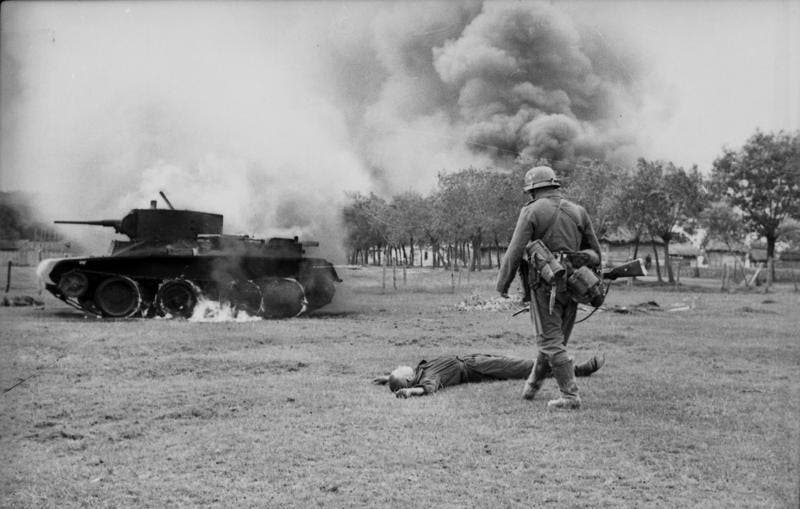جندي ألماني وهو ينظر إلى جندي سوفيتي ميت بالتزامن مع بداية عملية بربروسا