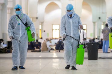 Health workers wearing personal protective equipment (PPE) disinfect the floor as Muslim pilgrims pray inside Namira Mosque in Arafat amid the coronavirus disease (COVID-19) pandemic, outside the holy city of Mecca, Saudi Arabia July 30, 2020. (File photo: Reuters)