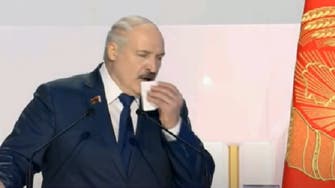 شاهد رئيس بيلاروسيا تداهمه نوبة سعال حاد ويختنق صوته