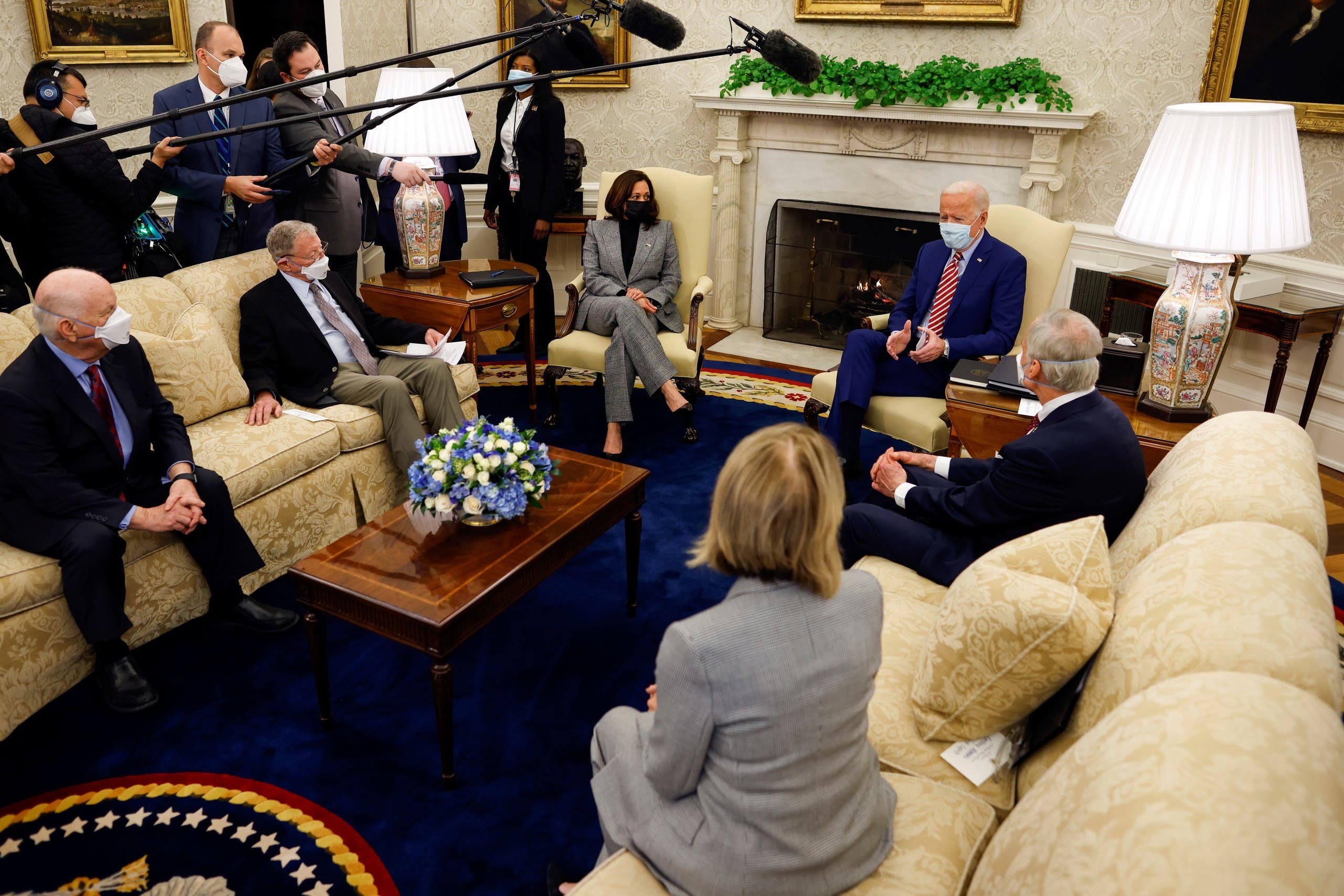 Van Biden's meeting with four senators in the Oval Office 