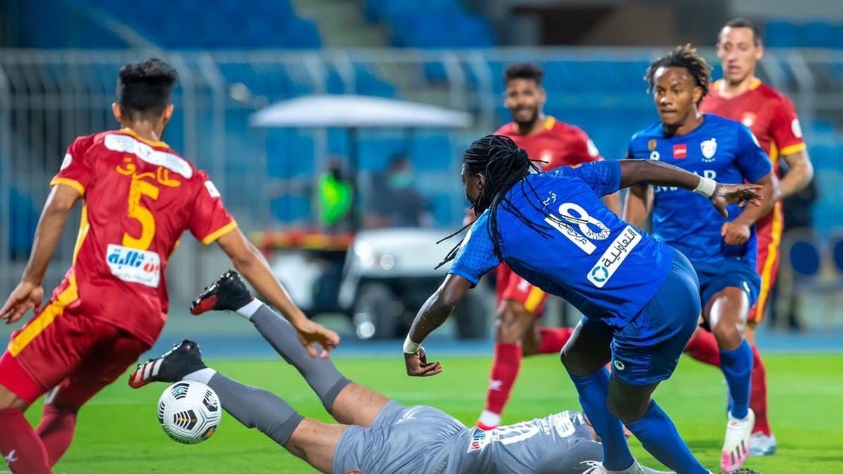 الهلال يواجه ضمك بحثاً عن الاقتراب من الصدارة