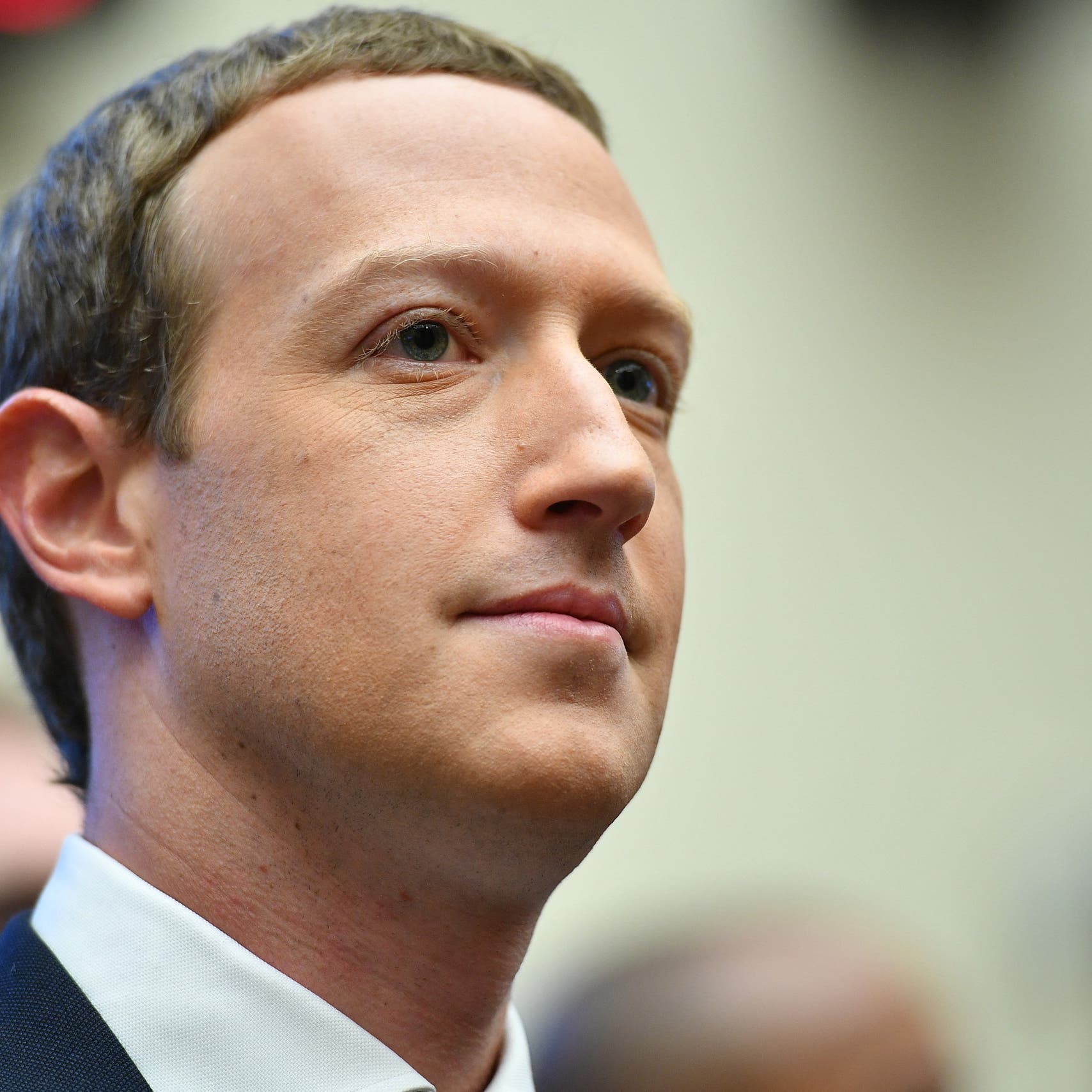 توتر عنيف.. مؤسس فيسبوك لموظفيه: ألحقوا الأذى بشركة آبل