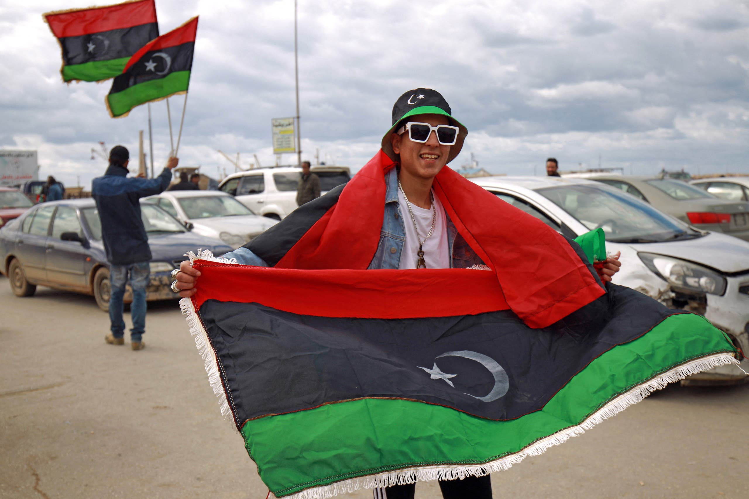 ليبيون يحتفلون بمرو 10 سنوات على الثورة في بنغازي(أرشيفية- فرانس برس)