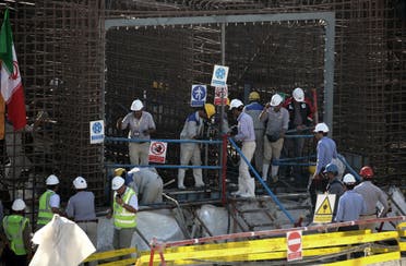 عمال عند موقع مفاعل بوشهر النووي في إيران (أرشيفية من فرانس برس)
