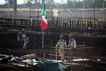 عمال عند موقع مفاعل بوشهر النووي في إيران (أرشيفية-فرانس برس)
