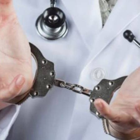 يمتلك 4 عيادات.. قصة حلاق انتحل صفة طبيب بمصر!
