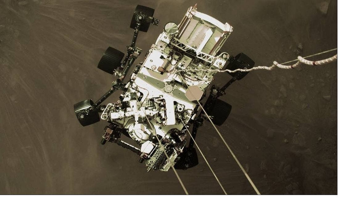 The image of the vehicle after landing was taken by a camera installed in a slow speed controller, and the parachute carried him to the pre-prepared landing area and allowed him to get off the vehicle and then detach after landing.