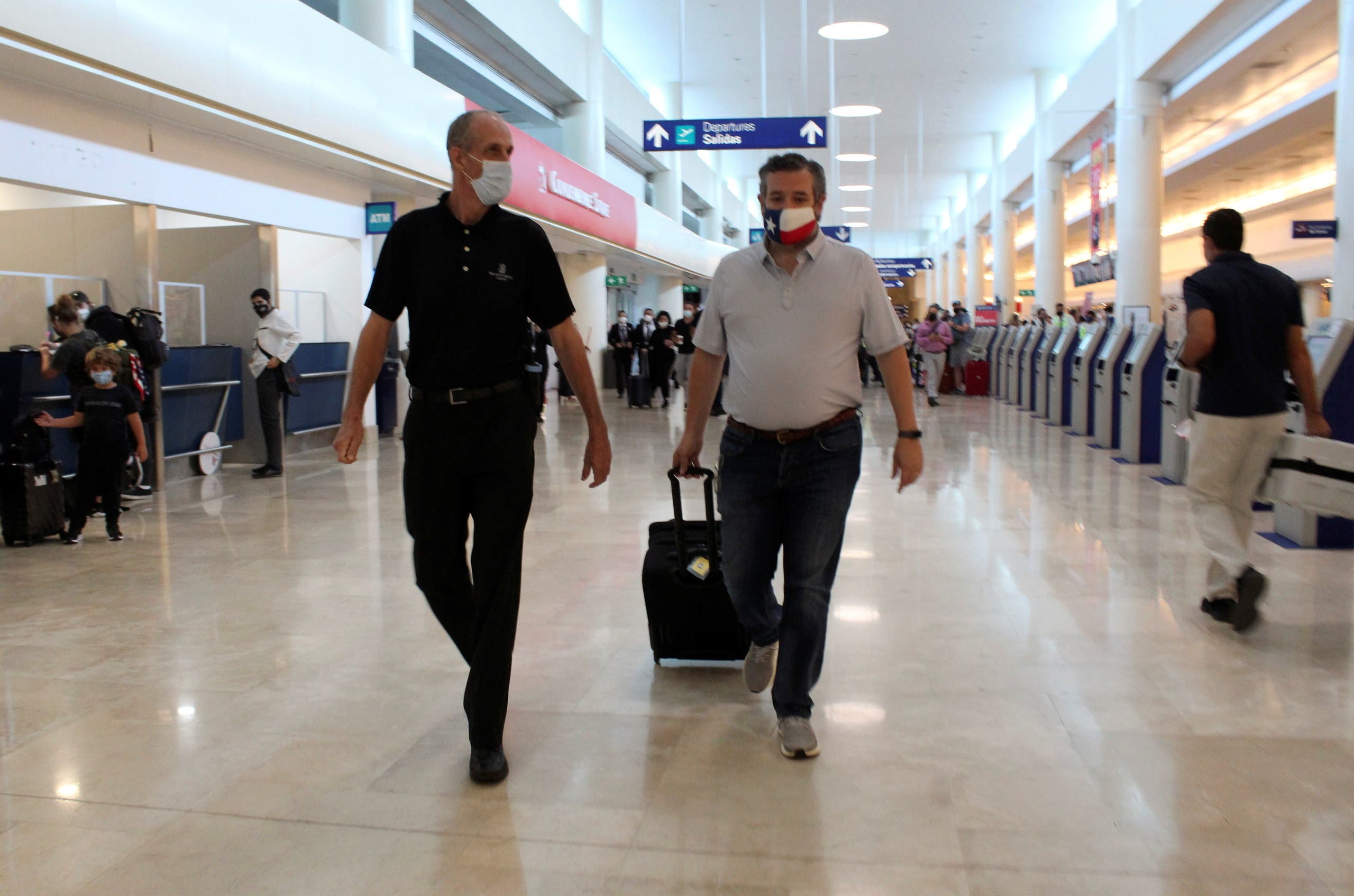 Ted Cruz at the airport returning from Mexico (Archives - France Press)