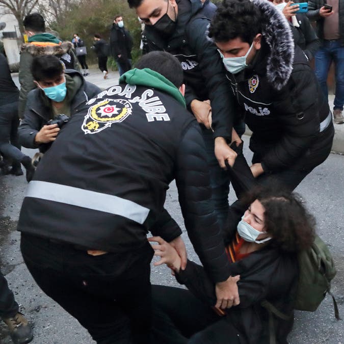 "سُلِمت يداكم".. حليف أردوغان يثير الجدل بعد قمع احتجاجات نسائية جنوب تركيا