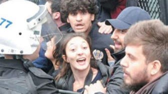 صحافية تركية كبّلتها الشرطة.. تروي للعربية.نت كيف أنصفها القضاء