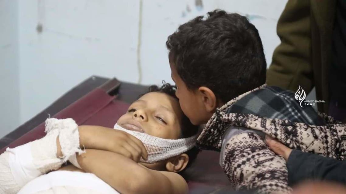 طفل يودع شقيقه الذي قتل بقذائف الحوثي في تعز