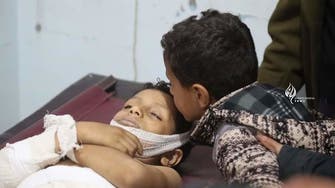 صور مؤلمة.. مقتل طفل وإصابة آخرين بقصف حوثي في تعز