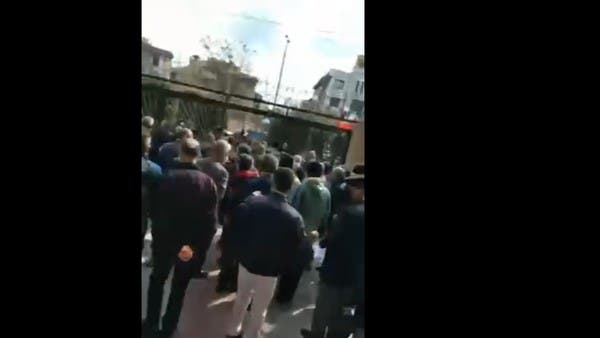 إيران.. المتقاعدون يتظاهرون احتجاجاً على الحرمان
