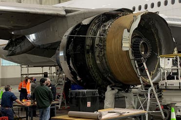 عمليات صيانة لمحرك طائرة بوينغ متضرر من حادثة في الولايات المتحدة في فبراير الماضي