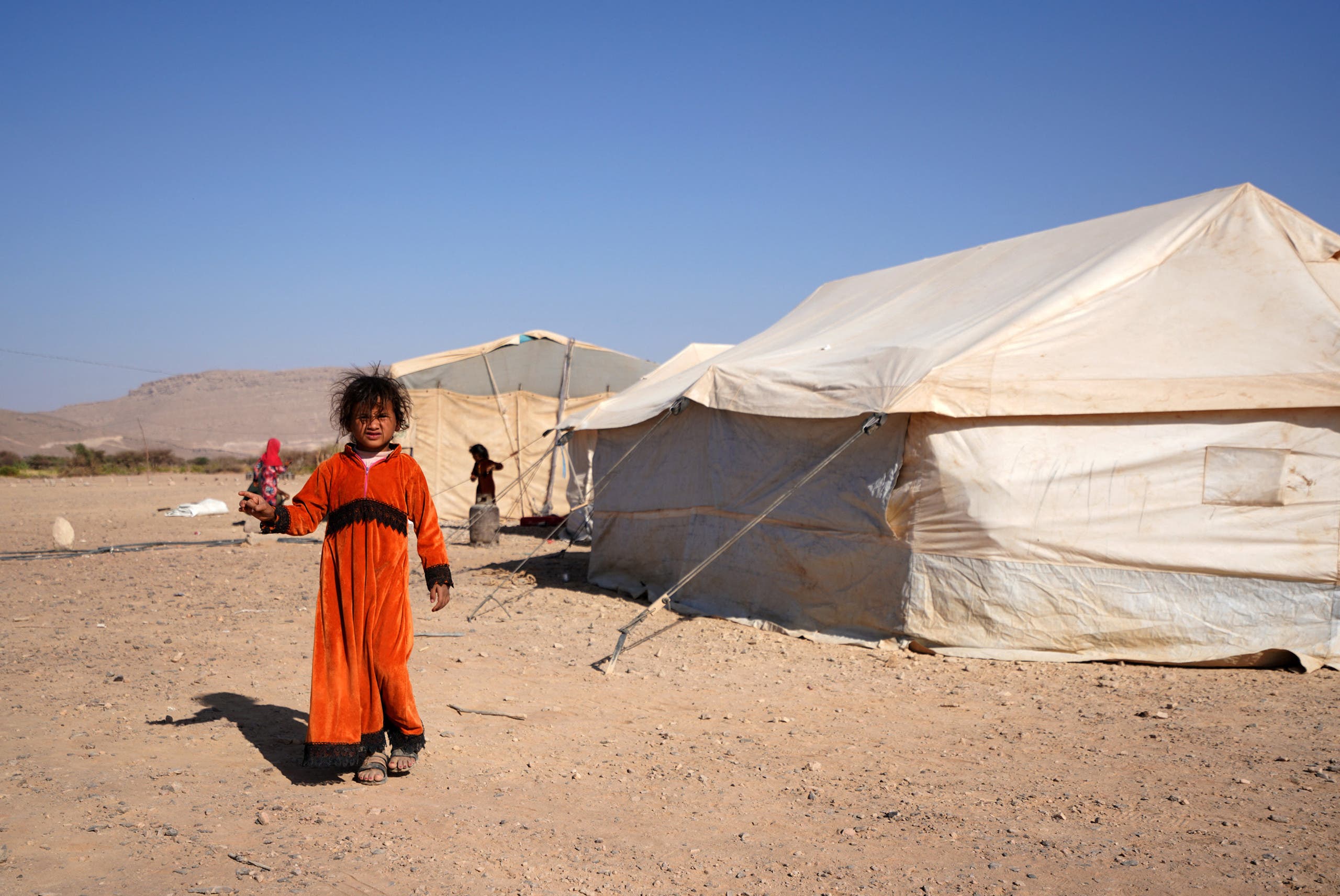 فتاة يمنية تقف في مخيم للنازحين في ضواحي مدينة مأرب يوم 18 فبراير (فرانس برس)