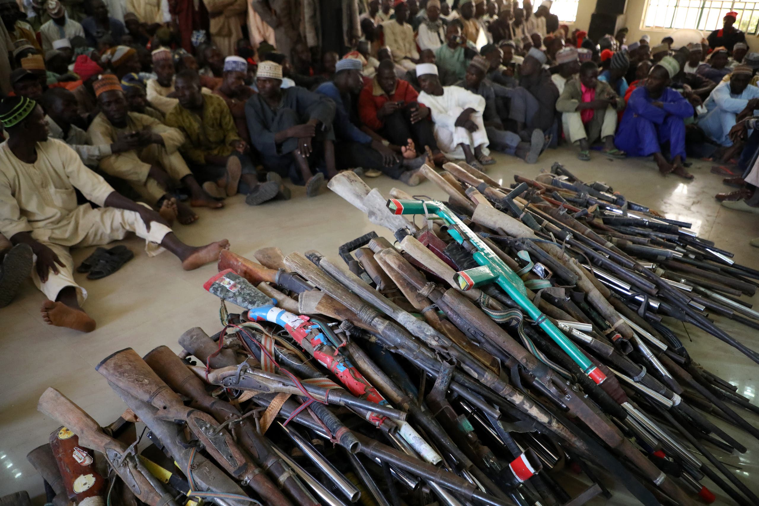 أسلحة تم تسليمها من قبل ميليشيات مسلحة في 2019 في ولاية زامفارا النيجيرية (أرشيفية)