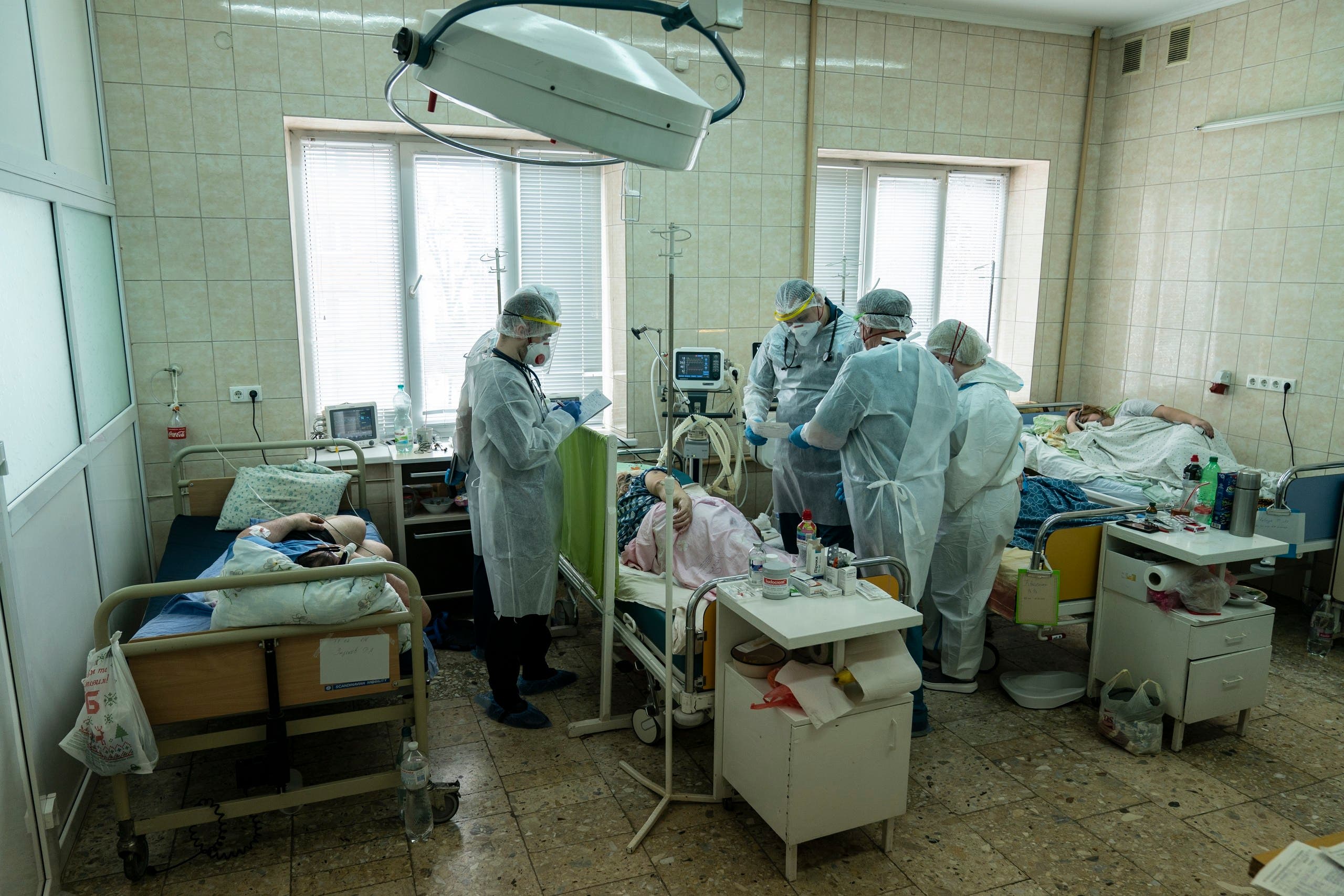 من داخل أحد مستشفيات مدينة تشيرنيفتسي حيث يعالج مرضى كورونا (أرشيفية)
