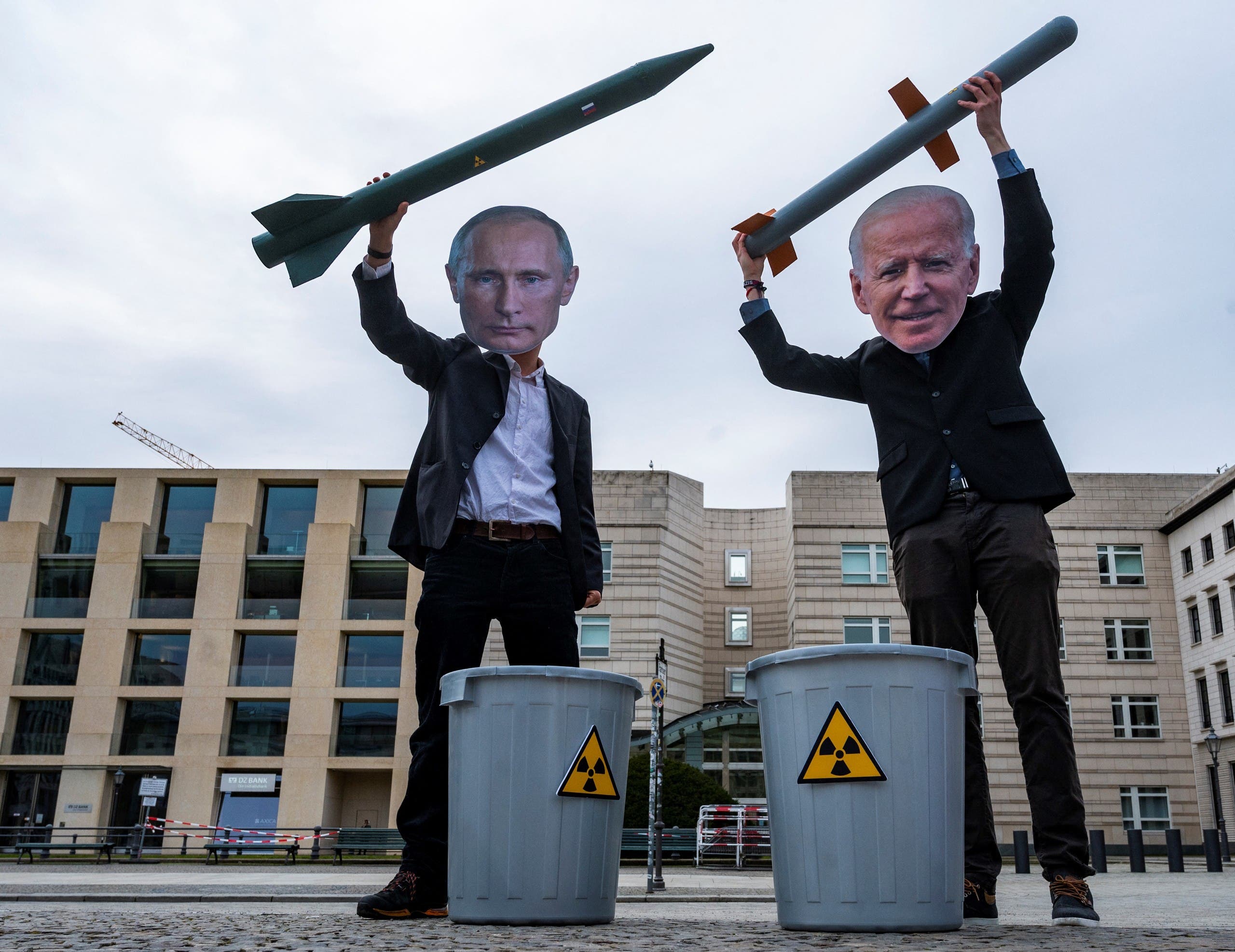 Dos activistas antinucleares marcharon frente a la embajada de Estados Unidos en Berlín, con máscaras con la forma de los rostros de Putin y Biden.