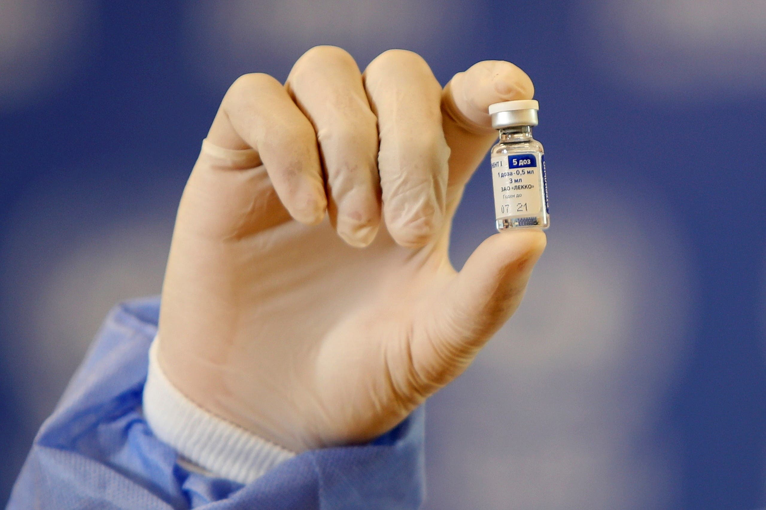 ممرض فلسطيني يحمل جرعة من لقاح "سبوتنيك في" خلال حملة تطعيم في غزة