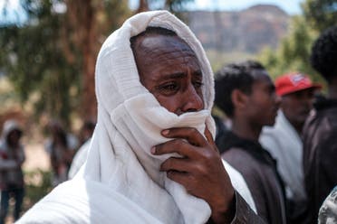 أحد سكان تيغراي يبكي بعد تشييع أحد الضحايا (أرشيفية- فرانس برس)