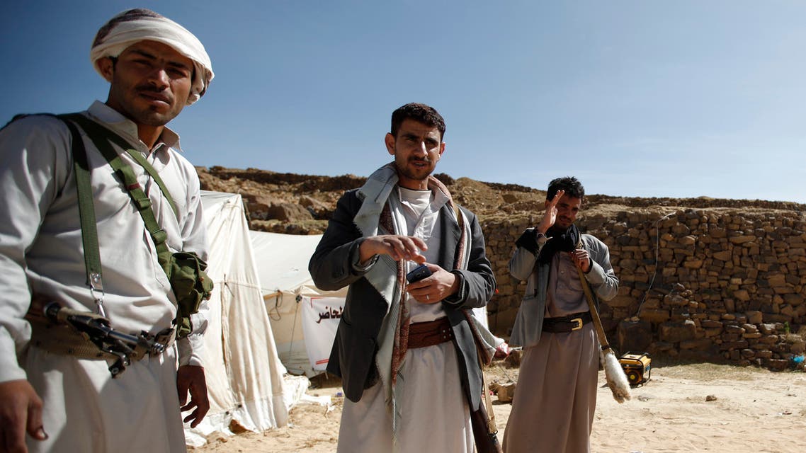 Tribesmen loyal to the Shi'ite Houthi group sit on the side of a road in Amran province, north of the Yemeni capital Sanaa April 12, 2014. Fighters loyal to the Shi'ite tribe, who have repeatedly fought government forces since 2004, are trying to tighten their grip on the north as Yemen moves towards a federal system that gives more power to regional authorities. REUTERS/Khaled Abdullah (YEMEN - Tags: POLITICS CIVIL UNREST)