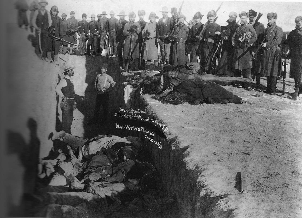 صورة تجسد عملية دفن عدد من ضحايا مذبحة ووندد ني