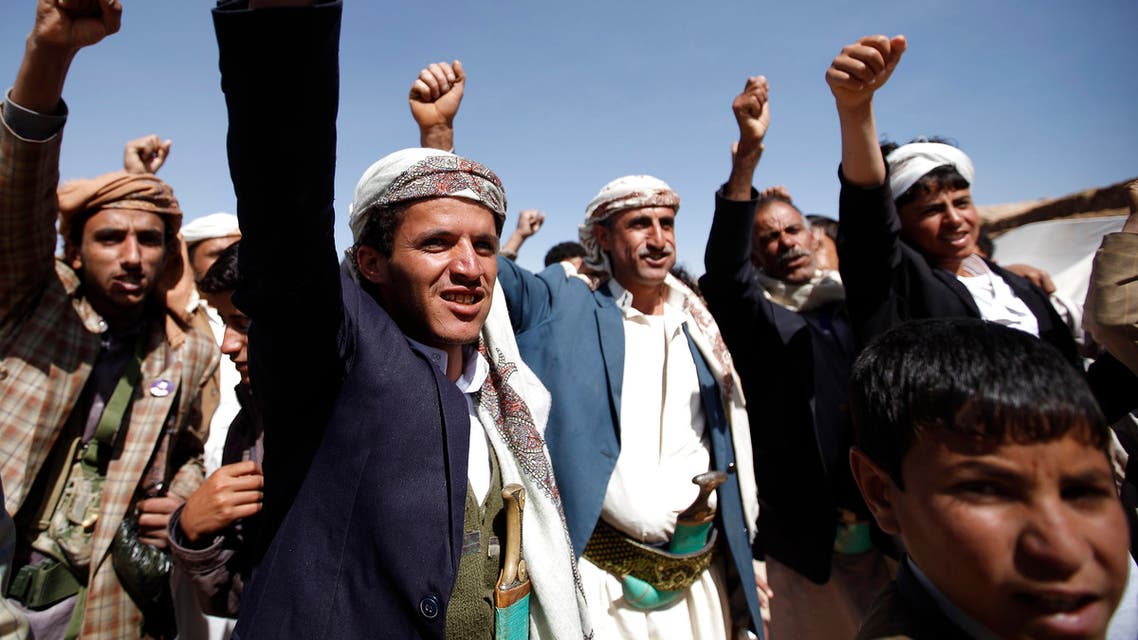Tribesmen loyal to the Shi'ite Houthi group sit on the side of a road in Amran province, north of the Yemeni capital Sanaa April 12, 2014. Fighters loyal to the Shi'ite tribe, who have repeatedly fought government forces since 2004, are trying to tighten their grip on the north as Yemen moves towards a federal system that gives more power to regional authorities. REUTERS/Khaled Abdullah (YEMEN - Tags: POLITICS CIVIL UNREST)