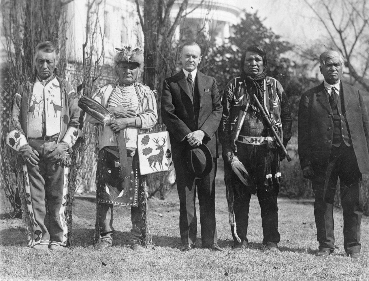 صورة للرئيس كوليدج رفقة عدد من السكان الأصليين