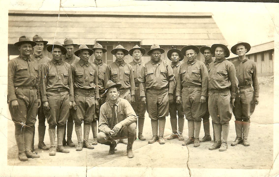 صورة لعدد من السكان الأصليين الذين قاتلوا لجانب الجيش الأميركي بالحرب العالمية الأولى