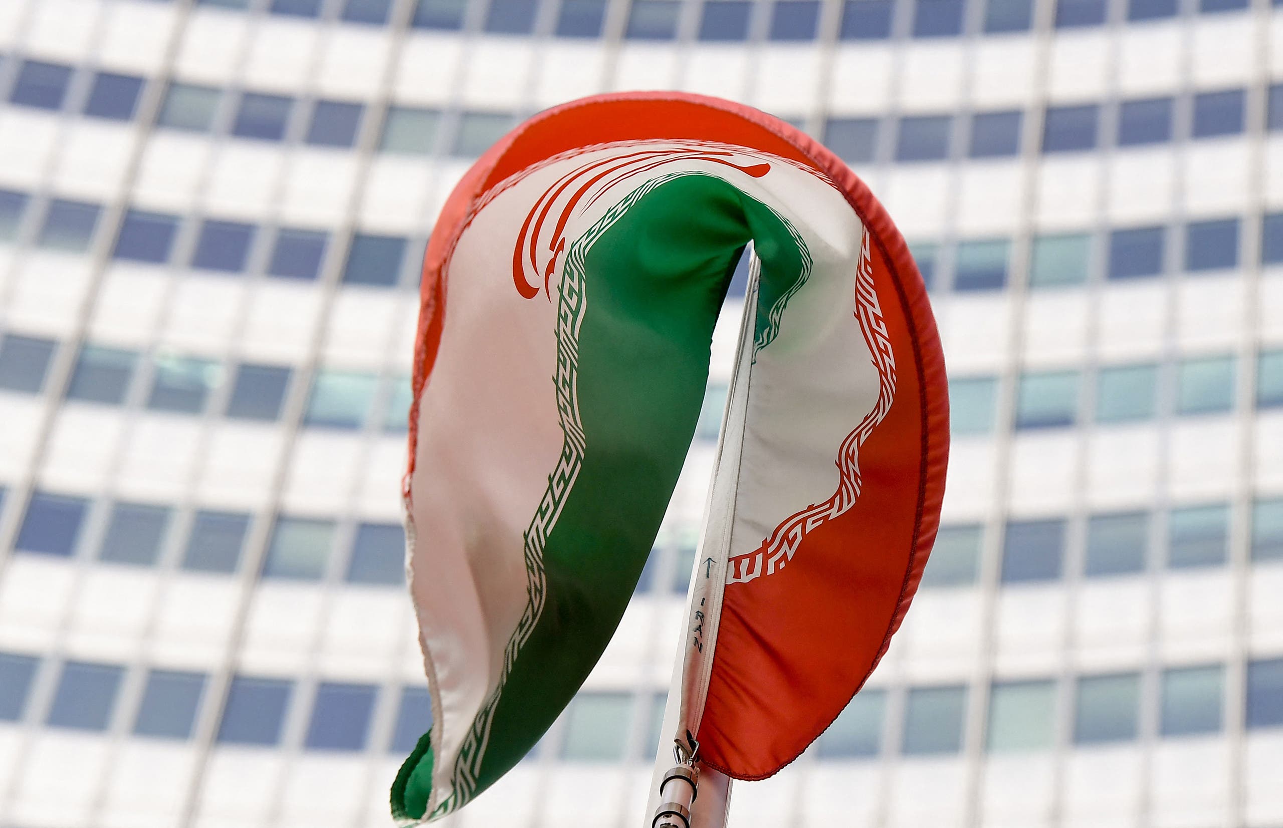 علم إيران أمام مبنى الوكالة الدولية للطاقة الذرية في فيينا (أرشيفية- فرانس برس)