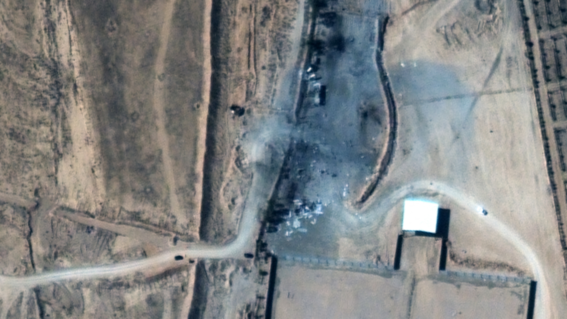آثار الضربة الأميركية التي استهدفت موقعا للميليشيات الإيرانية على الحدود السورية العراقية  (أرشيفية- فرانس برس)