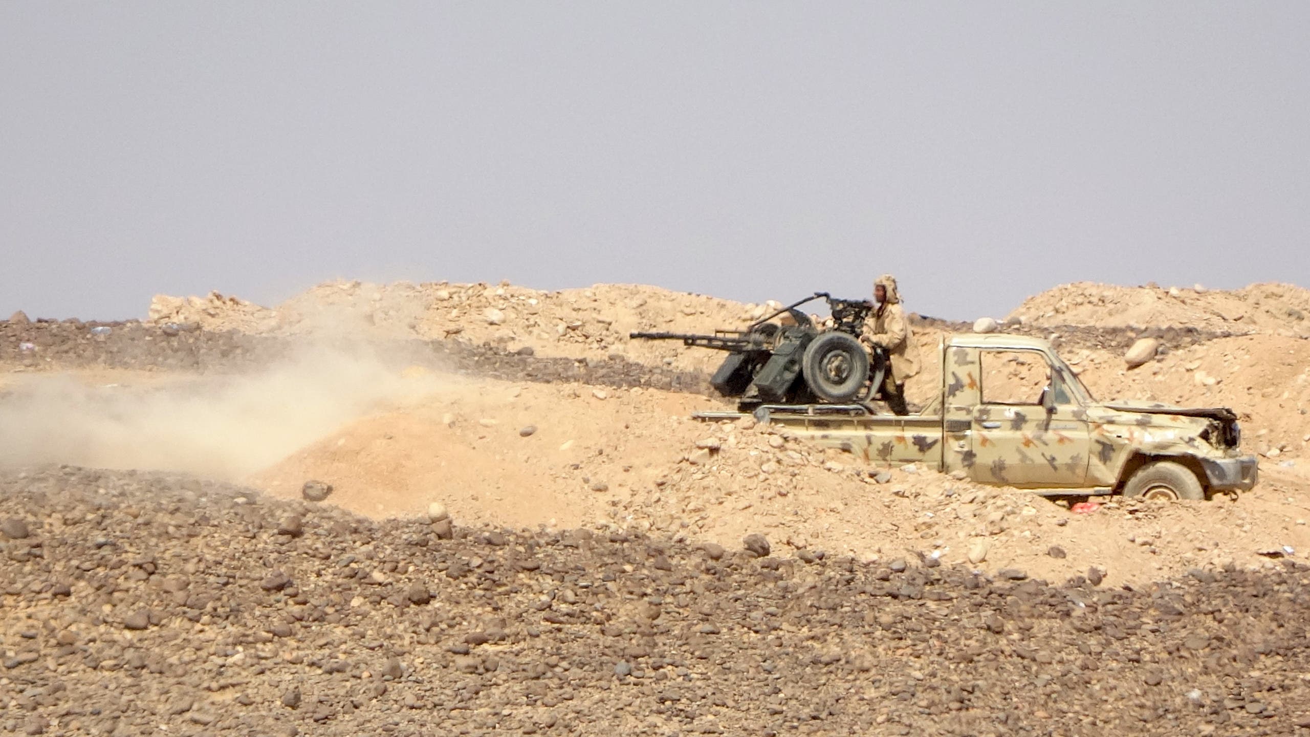 یمنی فوج کا اہلکار مآرب کے ایک محاذ پر لڑائی میں مصروف ہے۔    