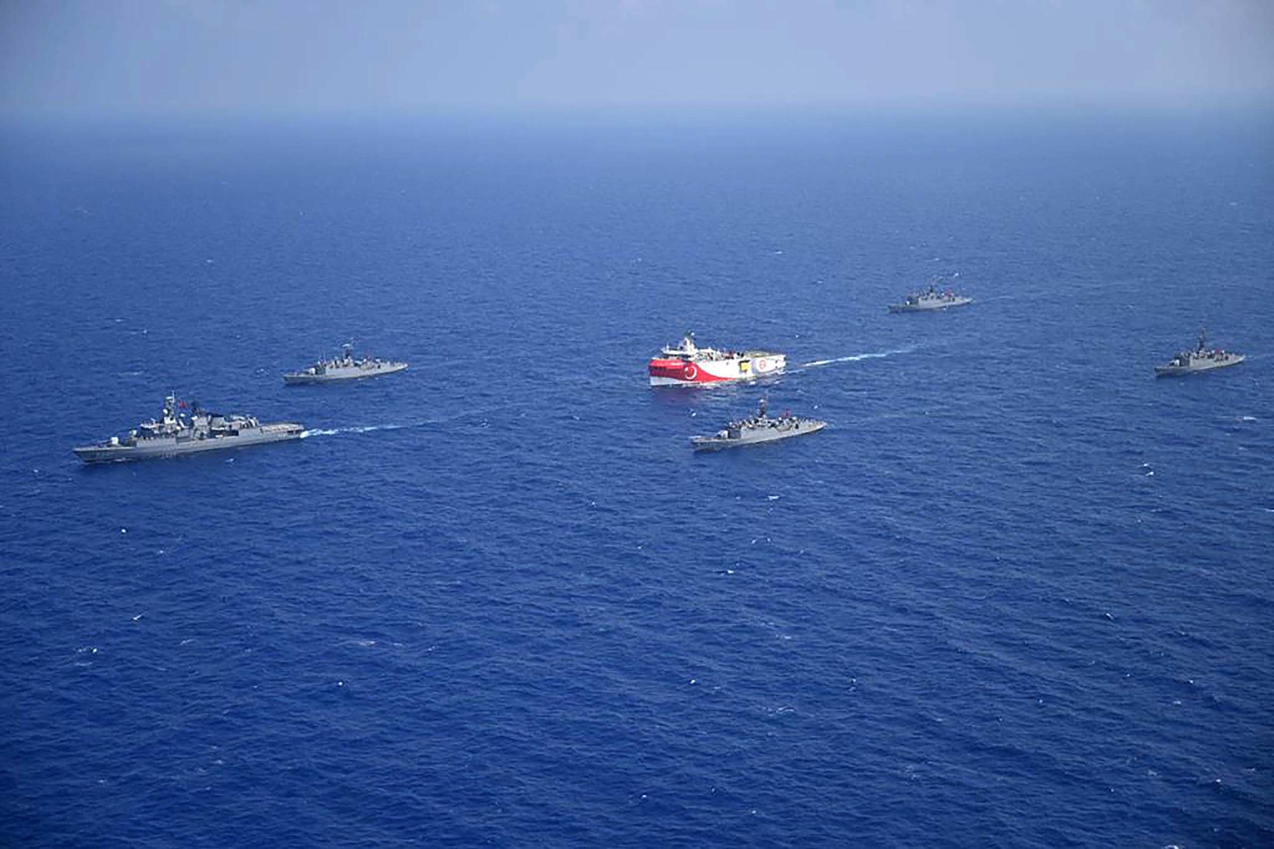 سفينة  عروج ريس ترافقها سفن البحرية التركية في البحر الأبيض المتوسط قبالة أنطاليا في 10 أغسطس 2020