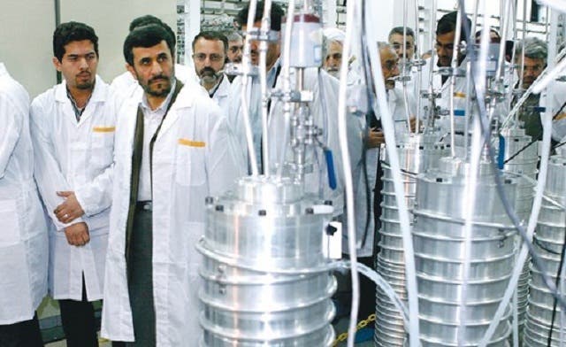 احمدی نژاد در یک مرکز هسته‌ای (آرشیو)