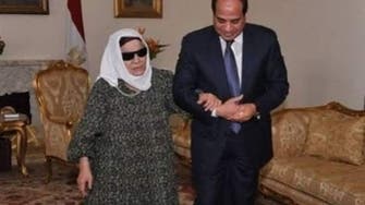 ویدیو؛ زن نابینا و سالخورده‌ای که مرگش رئیس جمهوری مصری را سوگوار کرد