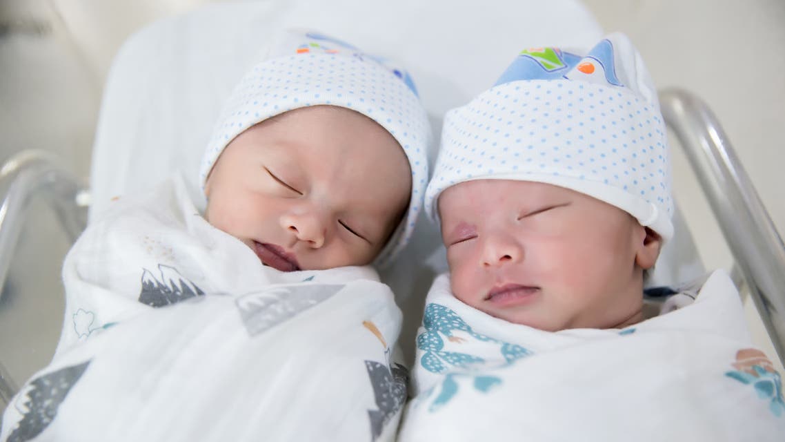 Twin babies sleeping. (iStock)