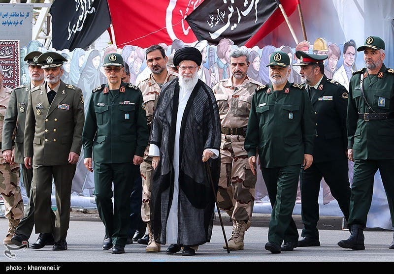 علی خامنهای، رهبر جمهوری اسلامی، علاقهٔ خاصی به دانشگاه امام حسین دارد؛ و برای نظارت و سخنرانی و درجهدهی به افسران مدام در این دانشگاه حضور پیدا میکند.