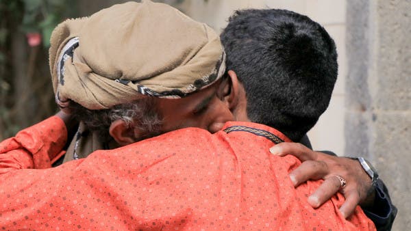 فيديو.. الجيش اليمني يسلم الصليب الأحمر 21 طفلاً كانوا يقاتلون بصفوف الحوثي