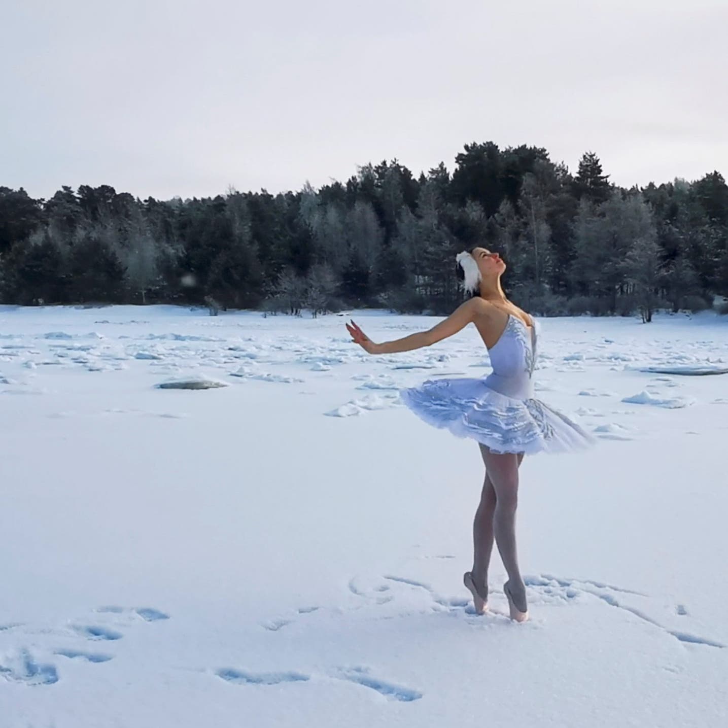 راقصة باليه روسية تتحدى البرد القارس.. لإنقاذ البيئة