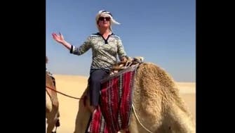 ظہران میں امریکی خاتون قونصل جنرل صحراء کے بیچ اونٹنی پر سوار  