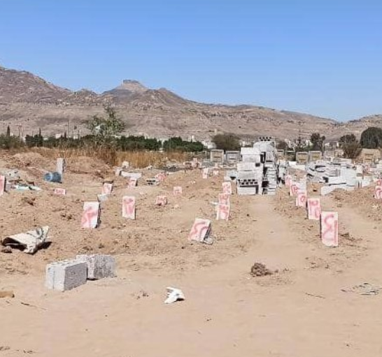 صورة تداولها ناشطون يمنيون على مواقع التواصل لما قالوا إنها مدافن المهاجرين الذين احترقوا