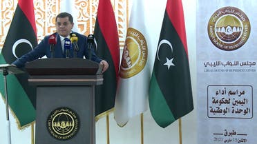 رئيس الحكومة الليبية الجديدة عبد الحميد الدبيبة خلال تأدية اليمين الدستورية (فرانس برس)